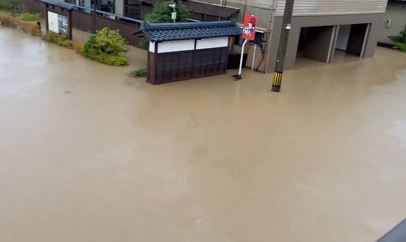  福井縣內多個地區的降雨量均創下歷史新高，日本氣象廳發布最高級別的 5 級防災警戒，呼籲民眾立即疏散。 圖：翻攝自 Ｘ @k_c_shivansh 