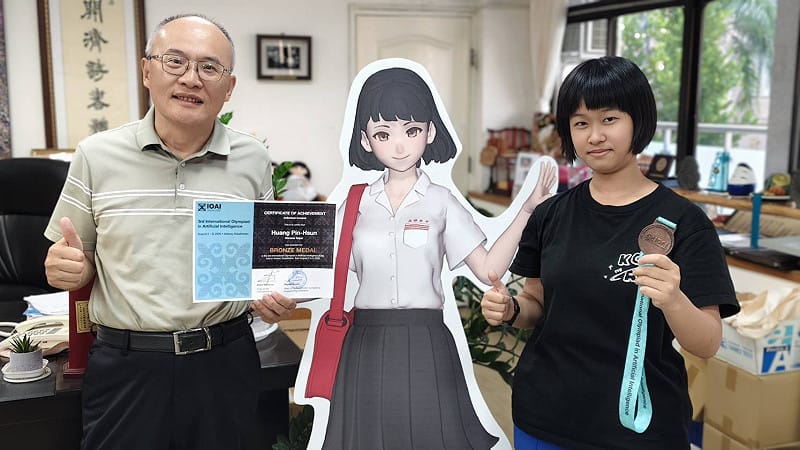 黃品薰(右)勇奪2026年國際人工智慧奧林匹亞競賽銅牌，與校長鄭文儀(左)分享榮耀與喜悅。&nbsp;&nbsp;&nbsp;圖：高雄市教育局／提供