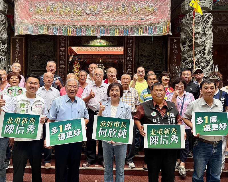 陳信秀陪同何欣純前往北屯重要信仰中心「上天宮」參香祈福。&nbsp;&nbsp;&nbsp;圖：陳信秀競辦/提供
