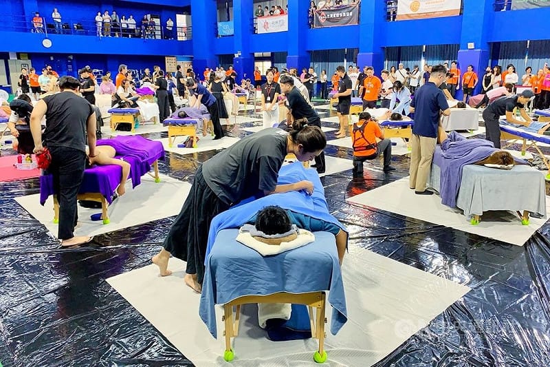 首屆台灣運動恢復手法大賽暨大師論壇29日起一連2天在國立體育大學舉行，吸引台、日、港、馬近百名選手參賽，競賽項目包含運動按摩、綜合手技、工具應用及運動精油調理。中央社記者吳睿騏桃園攝　115年8月30日&nbsp;&nbsp;&nbsp;