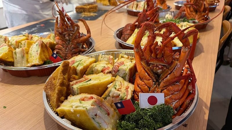 台灣國際美食創新交流協會日本分會29日在東京舉辦台灣美食交流活動，邀請台灣主廚以傳統辦桌料理為主題設計菜單。其中，台灣宴席常見的「龍蝦三明治」成為活動亮點，不少日本參加者首次品嚐。（台灣國際美食創新交流協會日本分會提供）中央社記者戴雅真東京傳真 115年8月30日&nbsp;&nbsp;&nbsp;