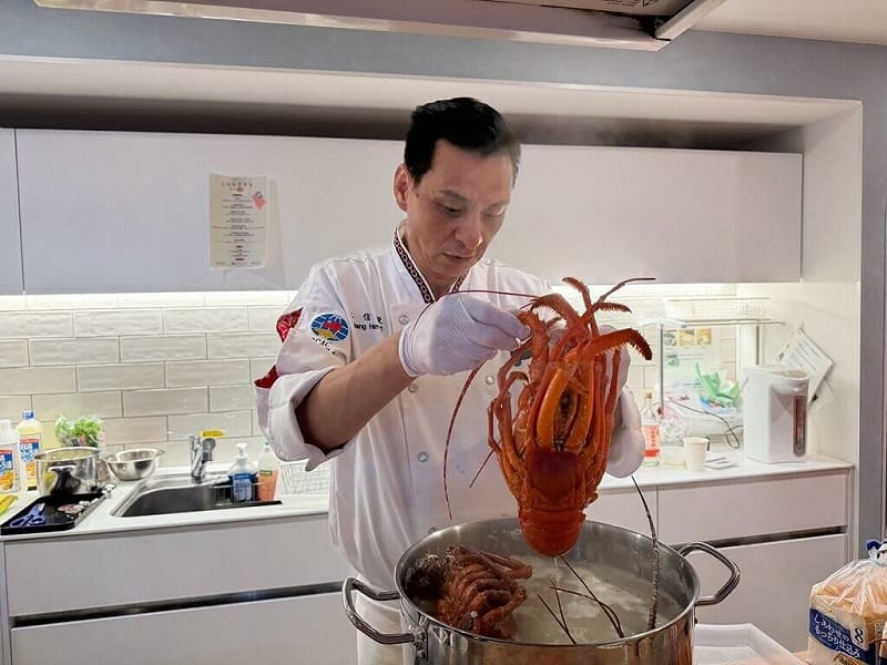 台灣國際美食創新交流協會日本分會29日在東京舉辦台灣美食交流活動，台灣主廚江信毅現場料理。（台灣國際美食創新交流協會日本分會提供）中央社記者戴雅真東京傳真　115年8月30日&nbsp;&nbsp;&nbsp;