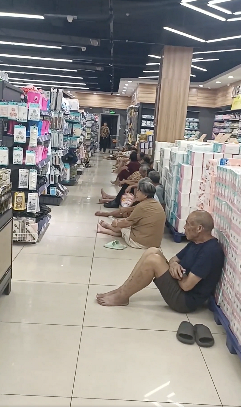  江西上饒一間超市內湧入大批想吹免錢冷氣的長者，導致動線受阻。 圖：翻攝自 Ｘ @fangxun2020 