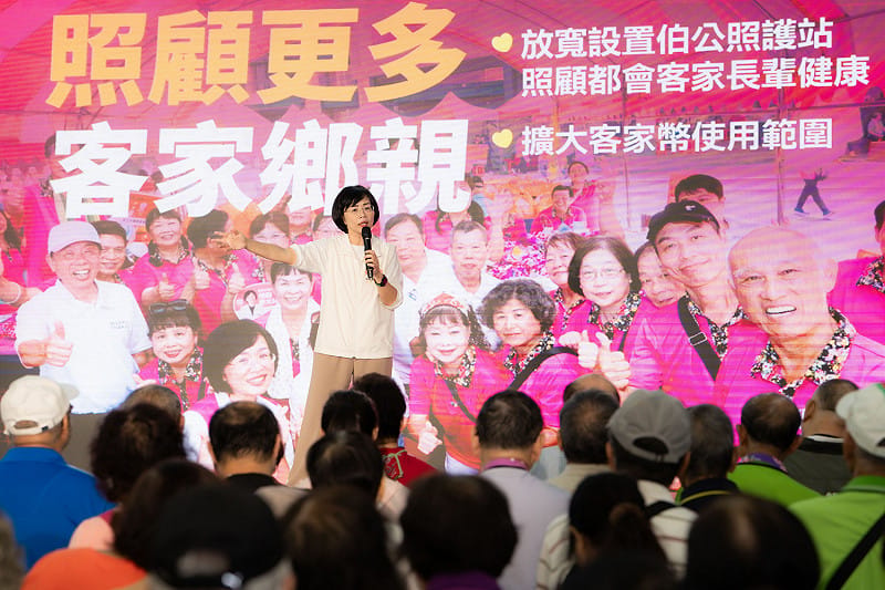  蘇巧慧在立法院也持續爭取各項中央資源挹注新北客家社團，支持客家事務推廣，同時要求擴大設置「伯公照護站」，加大對新北客家鄉親的照顧。 圖：蘇巧慧競選辦公室提供 