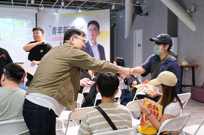 賴瑞隆(左)在會場親切與青年朋友互動。&nbsp;&nbsp;&nbsp;圖：高雄學生民主聯盟／提供