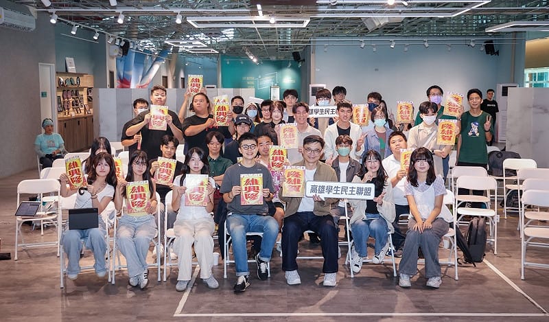 高雄學生民主聯盟「2026青年新市代」市長候選人論壇賴瑞隆場次大合影，&nbsp;&nbsp;&nbsp;圖：賴瑞隆競辦／提供