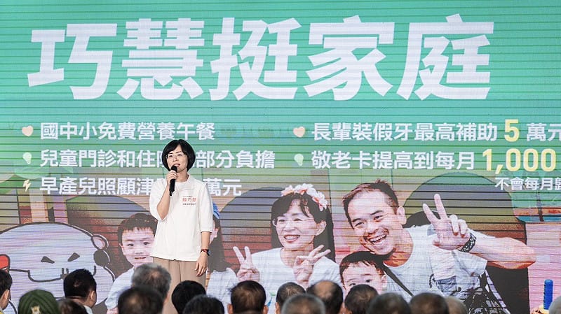 蘇巧慧也提到,「長輩小孩顧得好,三明治族群沒煩惱。」除了照顧勞工和工會,她也提出多項政見,要為大家照顧好家中的長輩與孩子。 圖:蘇巧慧競選辦公室提供 蘇巧慧也提到,「長輩小孩顧得好,三明治族群沒煩惱。」除了照顧勞工和工會,她也提出多項政見,要為大家照顧好家中的長輩與孩子。 圖:蘇巧慧競選辦公室提供