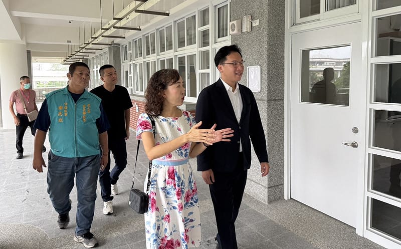 林智鴻(右一)在校長謝慧珍(右二)陪同下巡視新校舍。&nbsp;&nbsp;&nbsp;圖：林智鴻服務處／提供