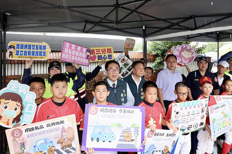 台南市長黃偉哲今日一早前往安慶國小迎接學生返校，實地關心校園防疫、交通安全及午餐供應整備情形。&nbsp;&nbsp;&nbsp;圖：台南市政府提供