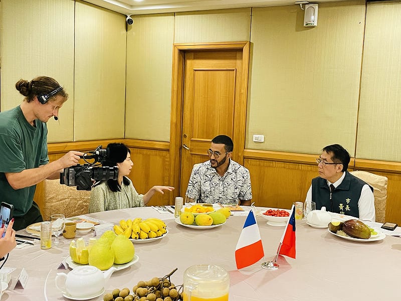 法國知名網紅Atef Barbouche近日來訪台南，攜手台南市長黃偉哲一同開箱台南特色水果，透過直播及社群影像介紹台南芒果、鳳梨、文旦、火龍果、小蕃茄、龍眼、酪梨、香蕉、木瓜及芭樂等鮮果，期待讓法國及歐洲民眾能更認識台南豐富多元的水果特色。&nbsp;&nbsp;&nbsp;圖：台南市政府提供