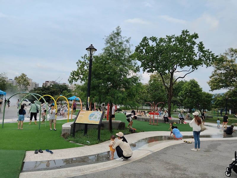 陽光遊戲場蝶型水道區讓小朋友盡情開心玩水。&nbsp;&nbsp;&nbsp;圖：新北市政府水利局／提供