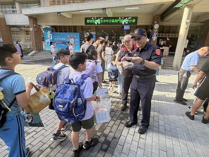 迎接開學日，台北市警察局中正第二分局在校門口建立校園安全走廊，宣導「行車多禮讓、行人優先行」的核心觀念。（台北市警察局中正第二分局提供）中央社記者黃麗芸傳真　115年8月31日&nbsp;&nbsp;&nbsp;