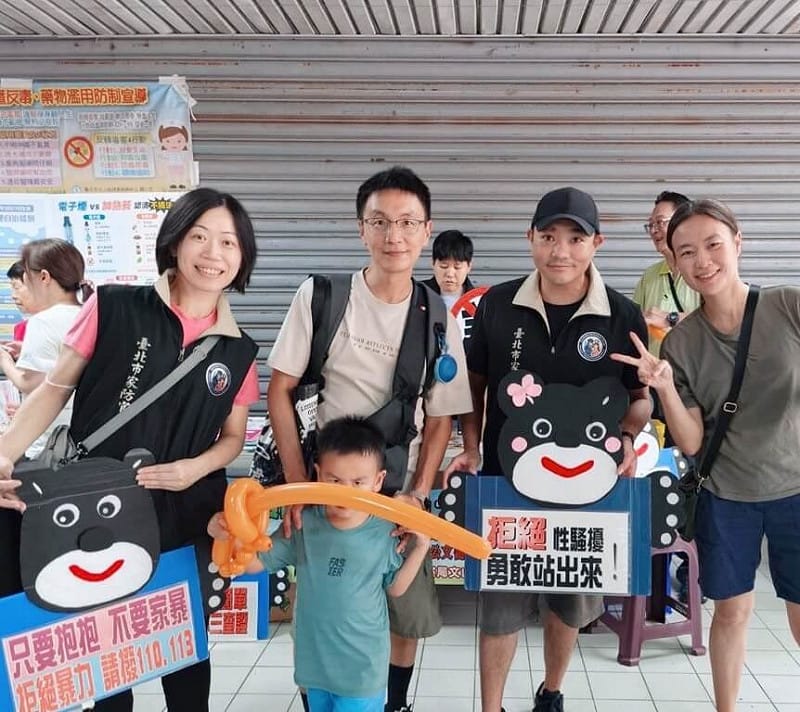 北市開學日，台北市警察局婦幼警察隊31日表示，為提升家庭暴力防治官的社會能見度，特別製作「家防官專屬識別背心」，並於開學日到校加強宣導，透過鮮明標示，讓民眾更直觀認識其專業角色與工作內容。（台北市警察局婦幼警察隊提供）中央社記者黃麗芸傳真　115年8月31日&nbsp;&nbsp;&nbsp;