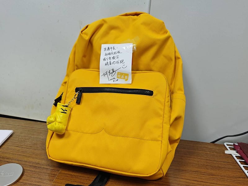 柯志恩將自己過去出國常用的背包轉送給陳其邁。&nbsp;&nbsp;&nbsp;圖：國民黨高雄市議會黨團／提供