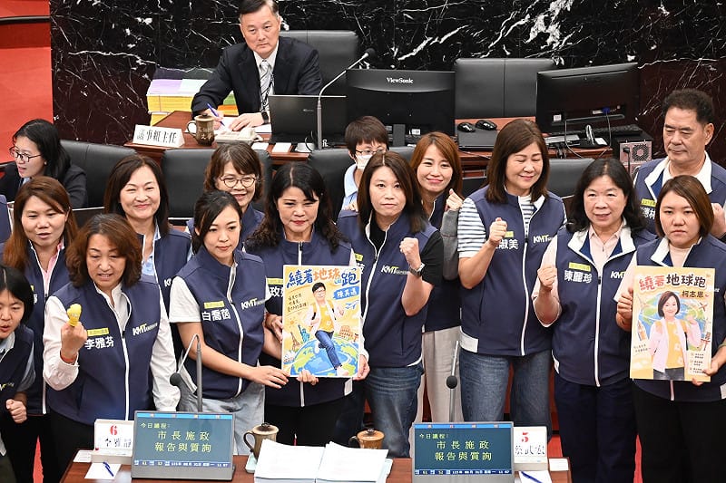 國民黨團祝福陳其邁卸任之後放下繁忙市政工作，帶著柯志恩送他的旅行背包繞著地球跑。&nbsp;&nbsp;&nbsp;圖：國民黨高雄市議會黨團／提供