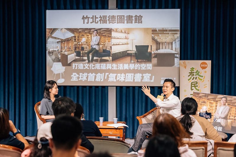 鄭朝方分享,在竹北市長的任內,有著國際調香師認證的他,也在竹北福德圖書館建立全球首創的「氣味圖書館」。 圖:民進黨提供 鄭朝方分享,在竹北市長的任內,有著國際調香師認證的他,也在竹北福德圖書館建立全球首創的「氣味圖書館」。 圖:民進黨提供