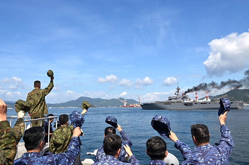  國東號出航當日，自衛隊特地舉辦公開送行儀式。 圖:翻攝自 X @ModJapan_en 