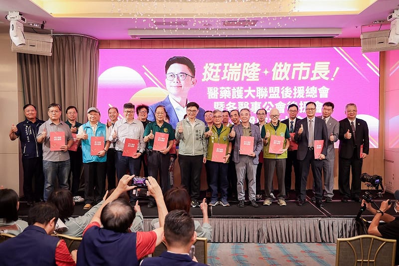 醫藥護各界站出來相挺賴瑞隆(前排中)。&nbsp;&nbsp;&nbsp;圖：賴瑞隆競辦／提供