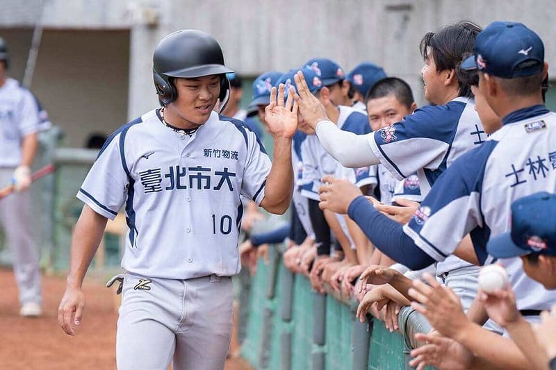 桃園盃棒球賽大專組賽事仰德集團（台北市大）31日與台東大學交手以4比3搶勝，大一新生謝植家（左）敲出團隊首支安打，被點名有適時表現。（大會提供）中央社記者謝靜雯傳真　115年8月31日&nbsp;&nbsp;&nbsp;