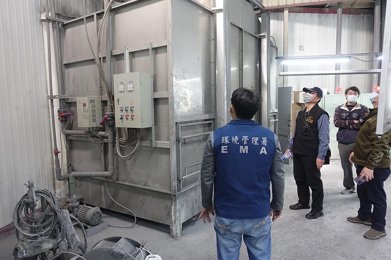 專案小組確認防制設備運作情況。&nbsp;&nbsp;&nbsp;圖：中區環境管理中心／提供
