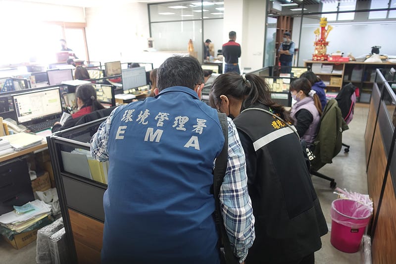 專案小組查核業者申報資料。&nbsp;&nbsp;&nbsp;圖：中區環境管理中心／提供