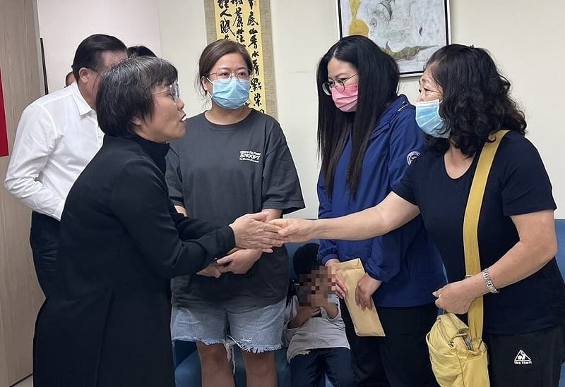 5名遊客8月30日到孫海橋上游泛舟，因溪水暴漲求救，南投縣消防局救生艇8月31日搜救時翻覆，伍姓消防員落水殉職，內政部長劉世芳（前左）1日慰問家屬。（竹山秀傳醫院提供）中央社記者蕭博陽南投縣傳真　115年9月1日&nbsp;&nbsp;&nbsp;