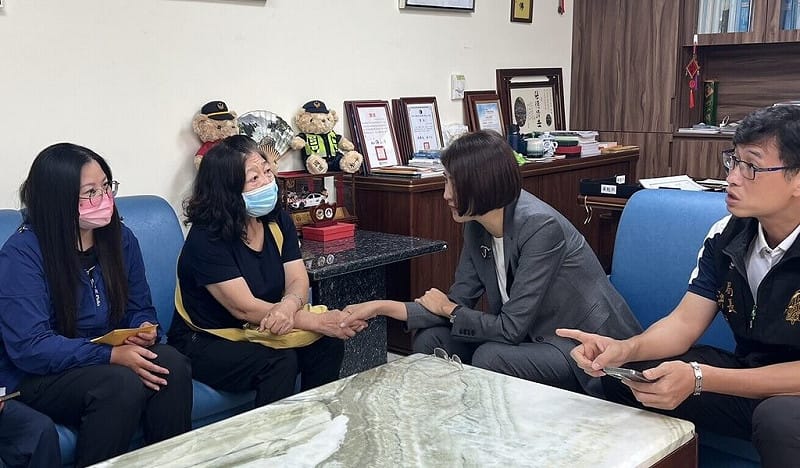 5名遊客8月30日到孫海橋上游泛舟，因溪水暴漲求救，南投縣消防局救生艇8月31日搜救時翻覆，伍姓消防員落水殉職，南投縣長許淑華（右2）1日到竹山秀傳醫院慰問家屬。（竹山秀傳醫院提供）中央社記者蕭博陽南投縣傳真　115年9月1日&nbsp;&nbsp;&nbsp;