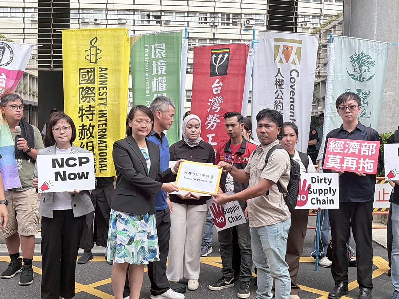  環團偕在地勞工向我國NCP專責單位經濟部遞交申訴書。 圖：李宣萱/攝 