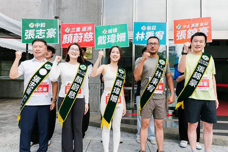民進黨「新北戰隊」高喊「市政加速度，慧衝一起衝！」，全力支持民進黨新北市長參選人蘇巧慧。&nbsp;&nbsp;&nbsp;圖：戴瑋姍辦公室提供