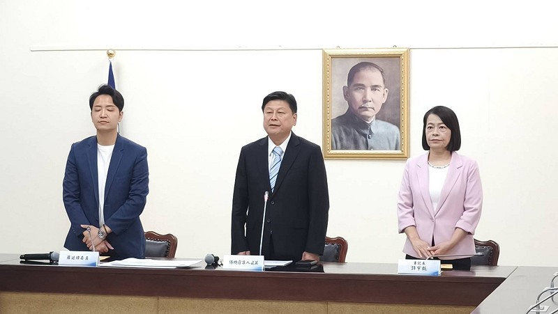 國民黨立法院黨團總召傅崐萁率黨團書記長許宇甄、國民黨立委羅廷瑋鞠躬致歉。&nbsp;&nbsp;&nbsp;圖：國民黨團/提供