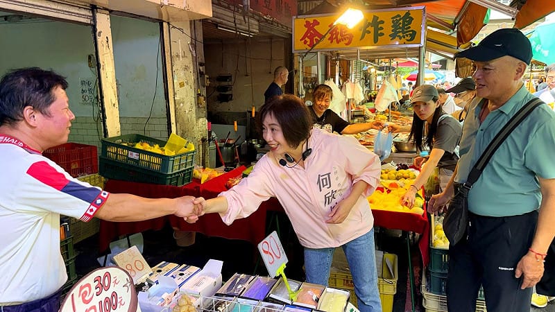 何欣純前往南屯市場拜票。 &nbsp;&nbsp;&nbsp;圖：何欣純競辦/提供