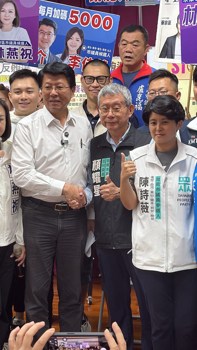 國民黨臺南市長參選人謝龍介在國民黨、民眾黨議員參選人陪同下完成登記，展現藍白合作氣勢；登記結束後，謝龍介再率車隊自臺南市選舉委員會遊行返回競選總部，沿途向市民致意，並與支持者共同高喊「議員全壘打」、「翻轉大台南，人民贏一次」。&nbsp;&nbsp;&nbsp;圖：謝龍介服務處提供