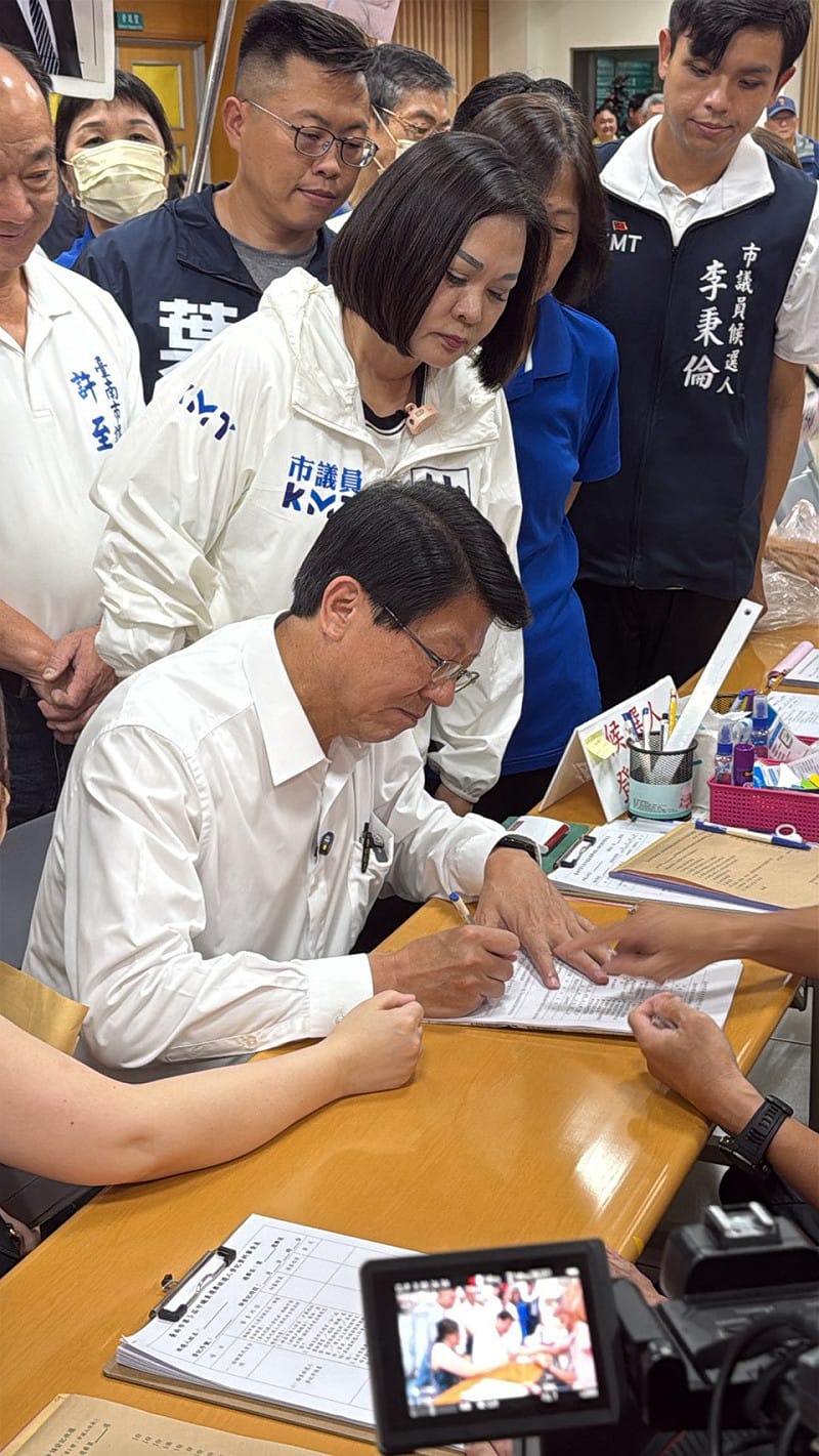 國民黨臺南市長參選人謝龍介在國民黨、民眾黨議員參選人陪同下完成登記，展現藍白合作氣勢；登記結束後，謝龍介再率車隊自臺南市選舉委員會遊行返回競選總部，沿途向市民致意，並與支持者共同高喊「議員全壘打」、「翻轉大台南，人民贏一次」。&nbsp;&nbsp;&nbsp;圖：謝龍介服務處提供