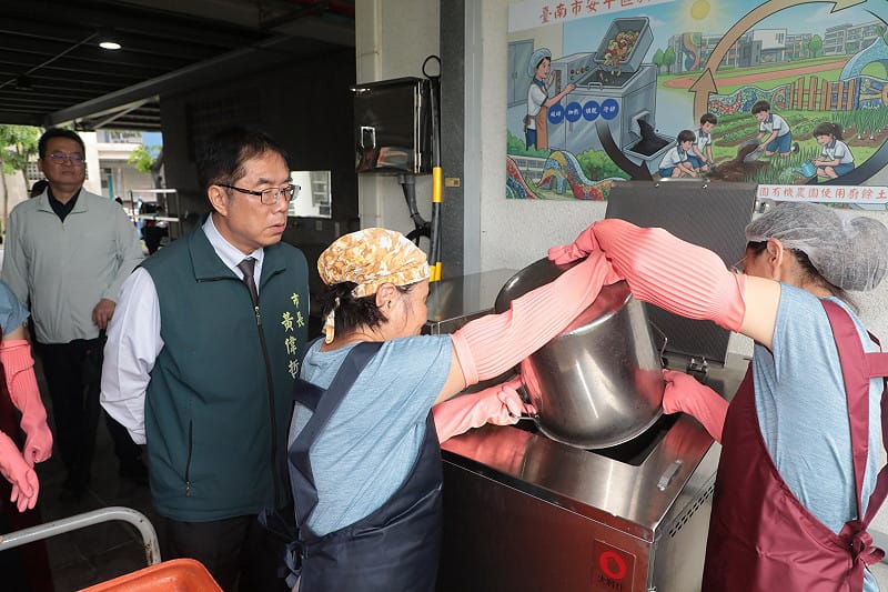 台南市長黃偉哲與教育局長鄭新輝前往安平區新南國小，化身「美食秘密客」，實地了解供餐、學生用餐及剩食處理情形，並親自品嚐今日午餐。&nbsp;&nbsp;&nbsp;圖：台南市政府提供