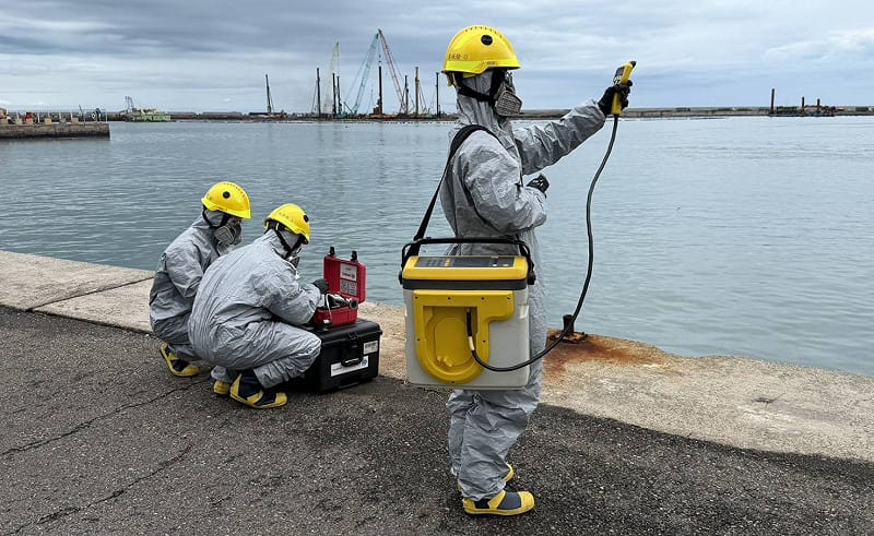 海保署「海域化學事故專業技術小組」現場實際運用專業偵檢設備，進行污染物辨識及環境監測。&nbsp;&nbsp;&nbsp;圖：海委會海保署／提供