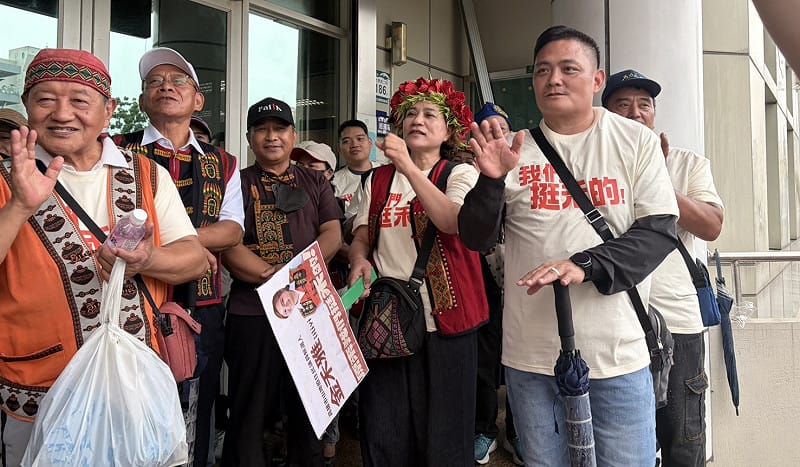 金禾雅支持者穿著原住民族傳統服飾，競選團隊則穿上印有「我們挺禾的」字樣的服裝。&nbsp;&nbsp;&nbsp;圖：金禾雅競辦／提供
