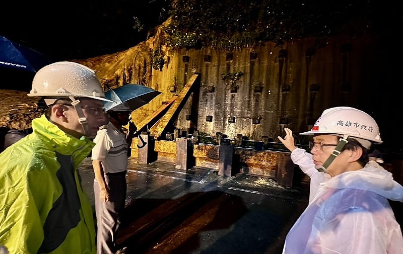 林欽榮(右)實地了解邊坡、擋土牆現況及緊急處置進度。&nbsp;&nbsp;&nbsp;圖：高雄市工務局／提供