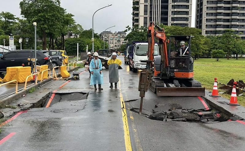 仁武區京文街近京富路口30日傍晚路面下陷。&nbsp;&nbsp;&nbsp;圖：取自仁武區公所臉書粉專