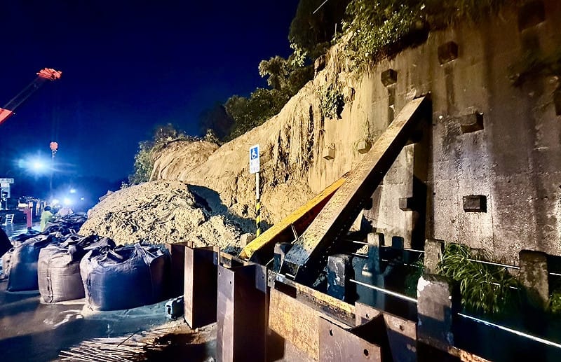 小港區松富街擋土牆五天內發生三次坍塌。&nbsp;&nbsp;&nbsp;圖：高雄市工務局／提供