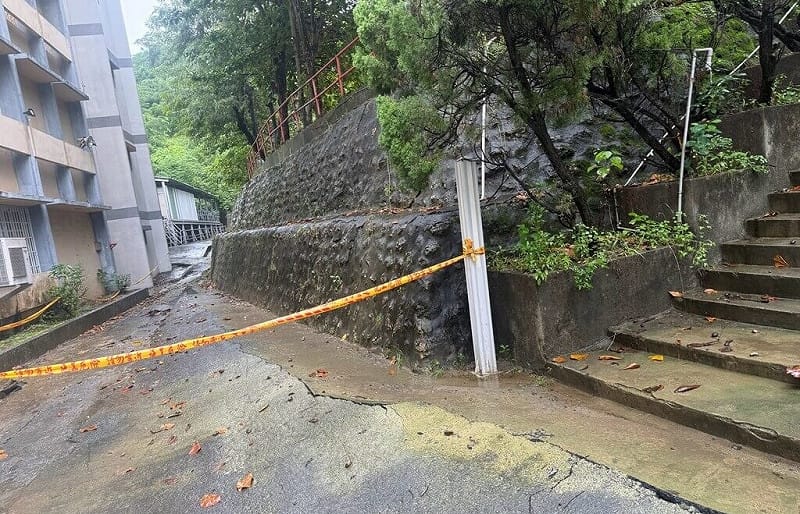 鼓山區壽山國中校舍後方邊坡出現土石鬆動的情形。&nbsp;&nbsp;&nbsp;圖：高雄市工務局／提供