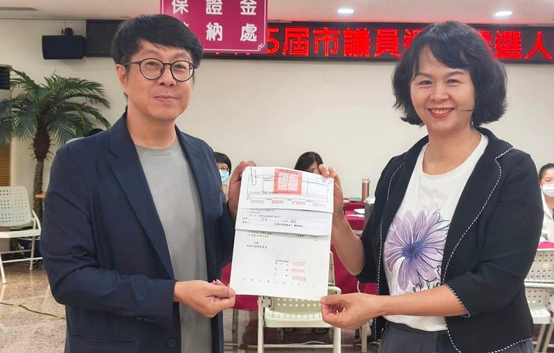 尹立(左)完成參選登記，代表選戰正式進入下一個階段。&nbsp;&nbsp;&nbsp;圖：翻攝尹立臉書
