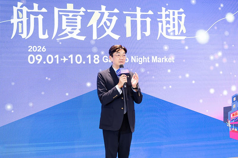 機場公司副總經理余崇立表示，希望透過「航廈夜市趣」活動，讓旅客感受夜市的活力與人情味。&nbsp;&nbsp;&nbsp;圖：桃園機場公司／提供