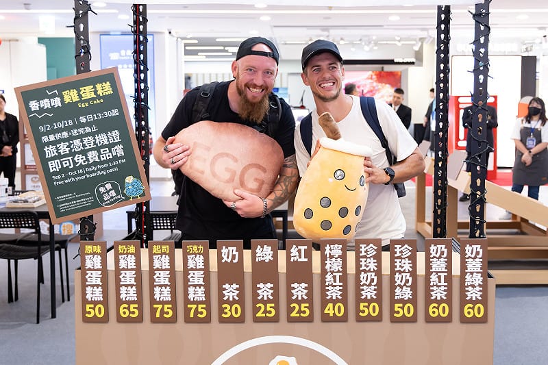 雞蛋糕、珍珠奶茶等造型攤車，搭配大型美食造型道具，讓旅客留下充滿夜市風情的合照。&nbsp;&nbsp;&nbsp;圖：桃園機場公司／提供