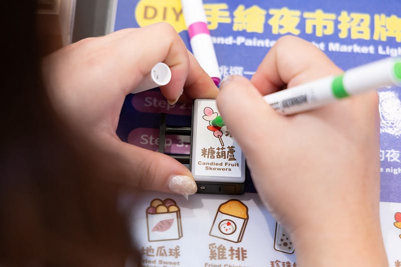 活動推出「手繪夜市招牌燈」DIY手作體驗，每日共5場次，開放旅客免費參加。&nbsp;&nbsp;&nbsp;圖：桃園機場公司／提供