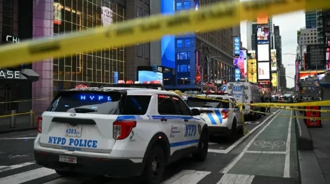 隨機殺人事件發生後，紐約市警方封鎖街頭。&nbsp;&nbsp;&nbsp;圖 : 翻攝自央視新聞