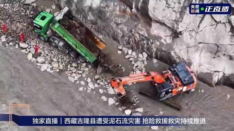中國方面派遣重型機具，試圖搶通連接吉隆口岸的 216 號國道。&nbsp;&nbsp;&nbsp;圖：擷取自 @whyyoutouzhele X 分享影片