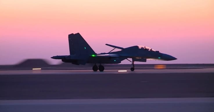  中國殲-16戰機起飛。 圖 : 翻攝自零度 Military 