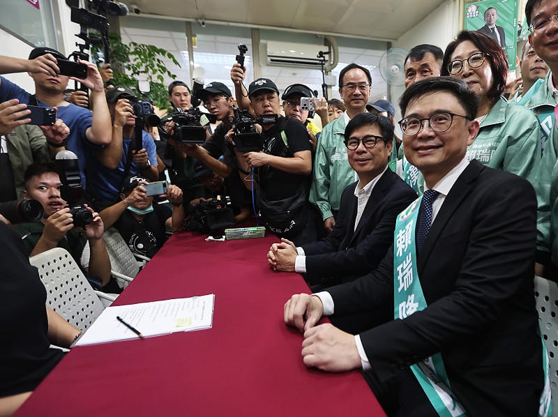 2026年地方選舉進入候選人登記階段，民進黨高雄市長參選人賴瑞隆今（2）日在市長陳其邁、立委邱議瑩及黃捷等人陪同下，前往高雄市選委會完成登記。&nbsp;&nbsp;&nbsp;圖：孫家銘拍攝