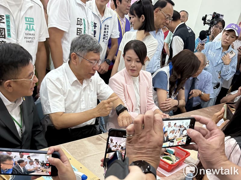 民眾黨創黨主席柯文哲跟新竹市長高虹安介紹手上的電子手環。&nbsp;&nbsp;&nbsp;圖：周煊惠 / 攝