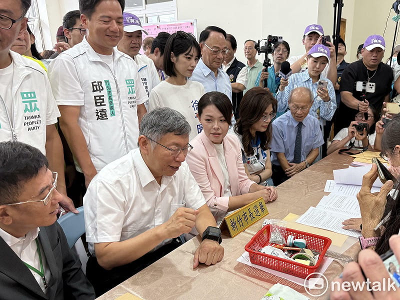 國民黨主席鄭麗文、民眾黨創黨主席柯文哲今陪同新竹市長高虹安登記，民眾黨竹北市長參選人、新竹市前副市長邱臣遠也站在後面。&nbsp;&nbsp;&nbsp;圖：周煊惠 ／ 攝